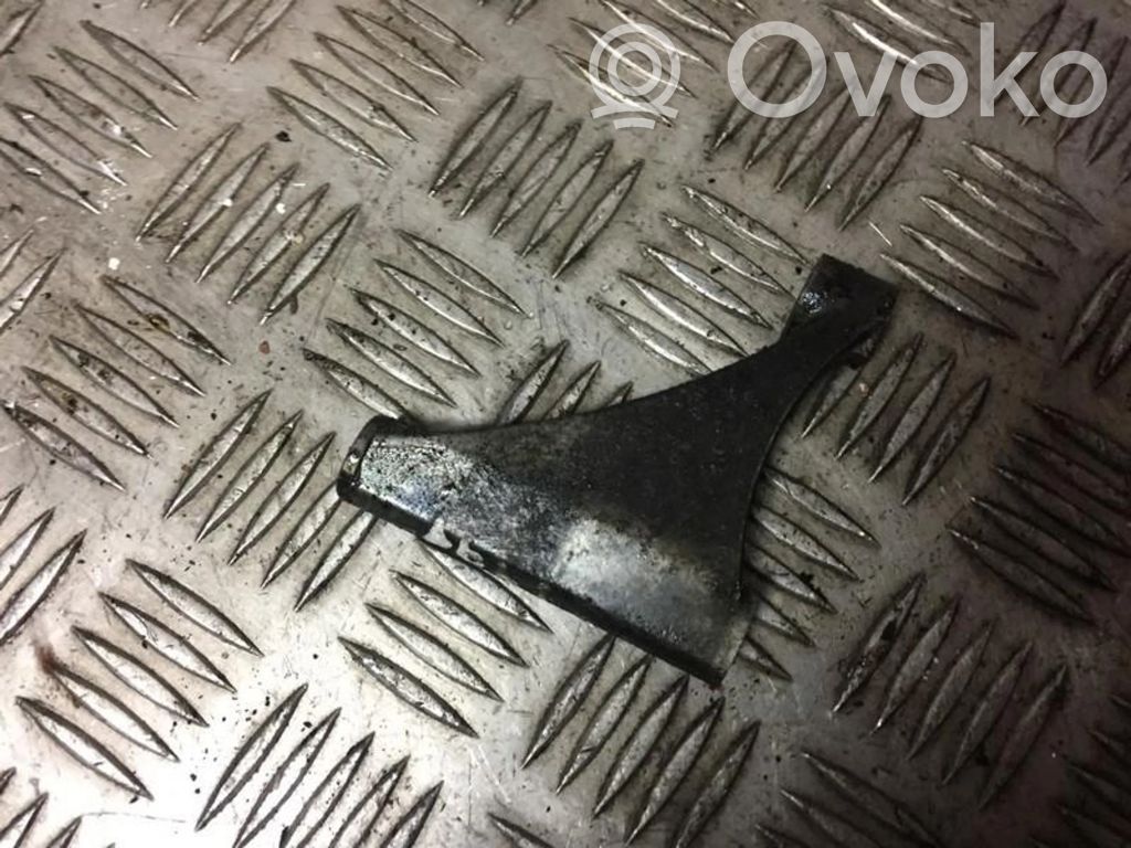 Engine mounting bracket