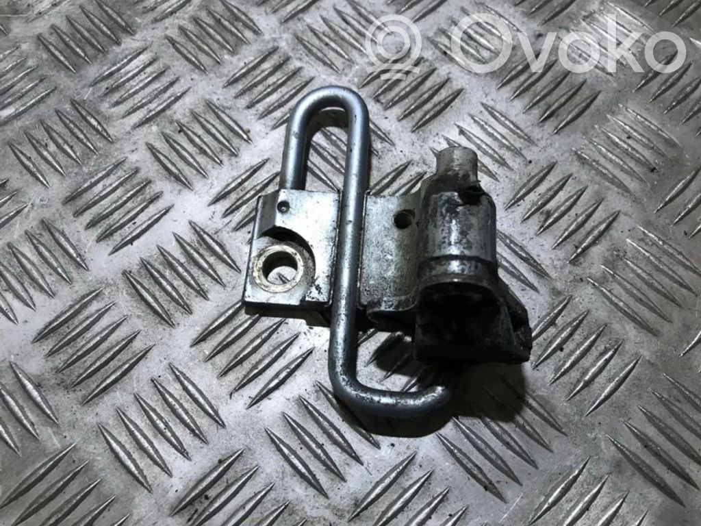 Volkswagen PASSAT B6 Bisagra inferior de la puerta trasera