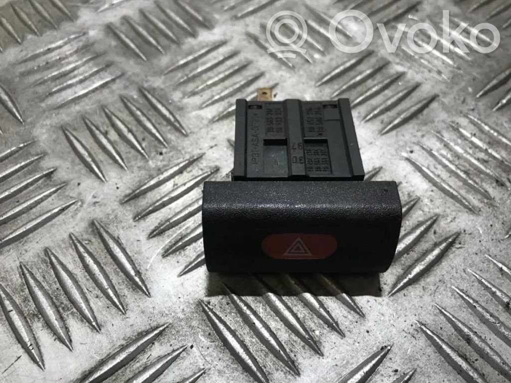 Botón interruptor de luz de peligro   90565714,90493804,90457316,90493804,90494406,90508256,90551384,90561385,90565714