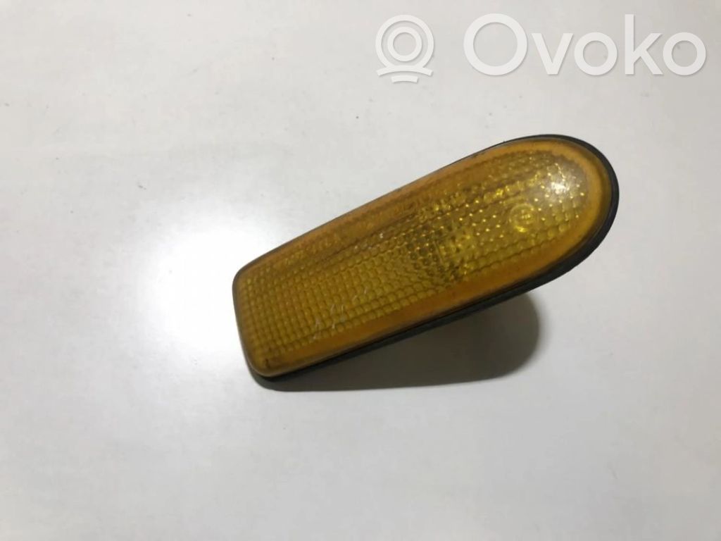 Nissan Sunny Indicatore di direzione del parafango anteriore 