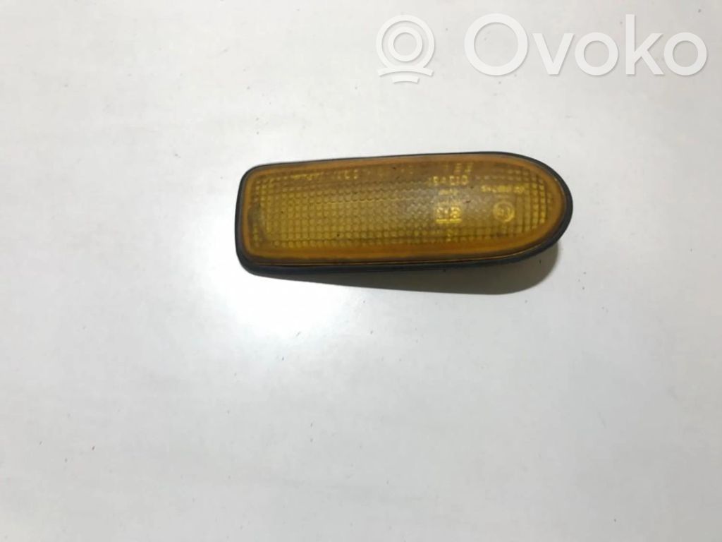 Nissan Sunny Indicatore di direzione del parafango anteriore 