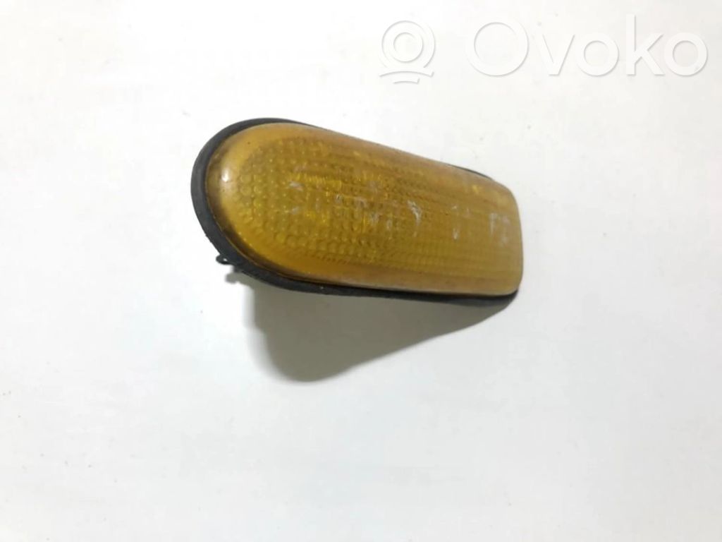 Nissan Sunny Indicatore di direzione del parafango anteriore 