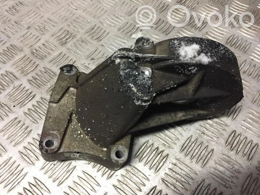 Chrysler PT Cruiser Engine mounting bracket 