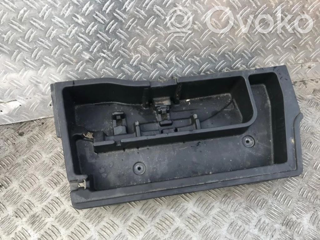 Toyota Corolla E120 E130 Vararenkaan osion verhoilu 