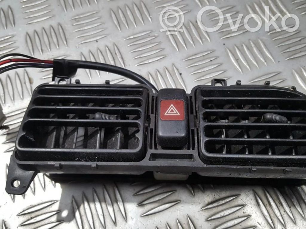 Mazda 323 Rejilla de ventilación central del panel 