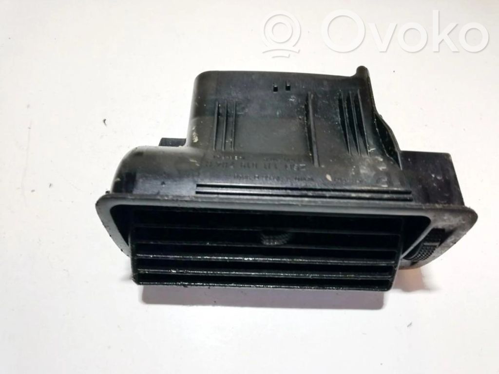 Volkswagen Golf IV Dysze / Kratki środkowego nawiewu deski rozdzielczej 