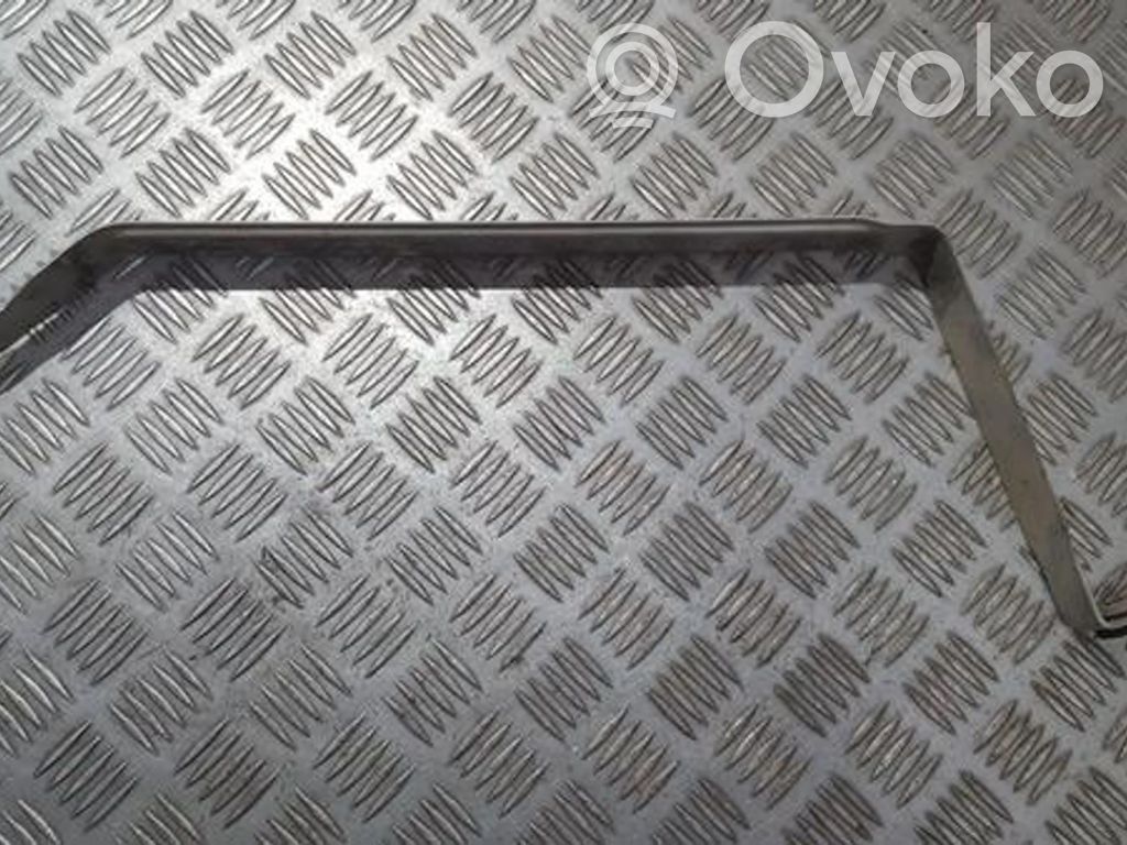 Fuel tank mounting bracket