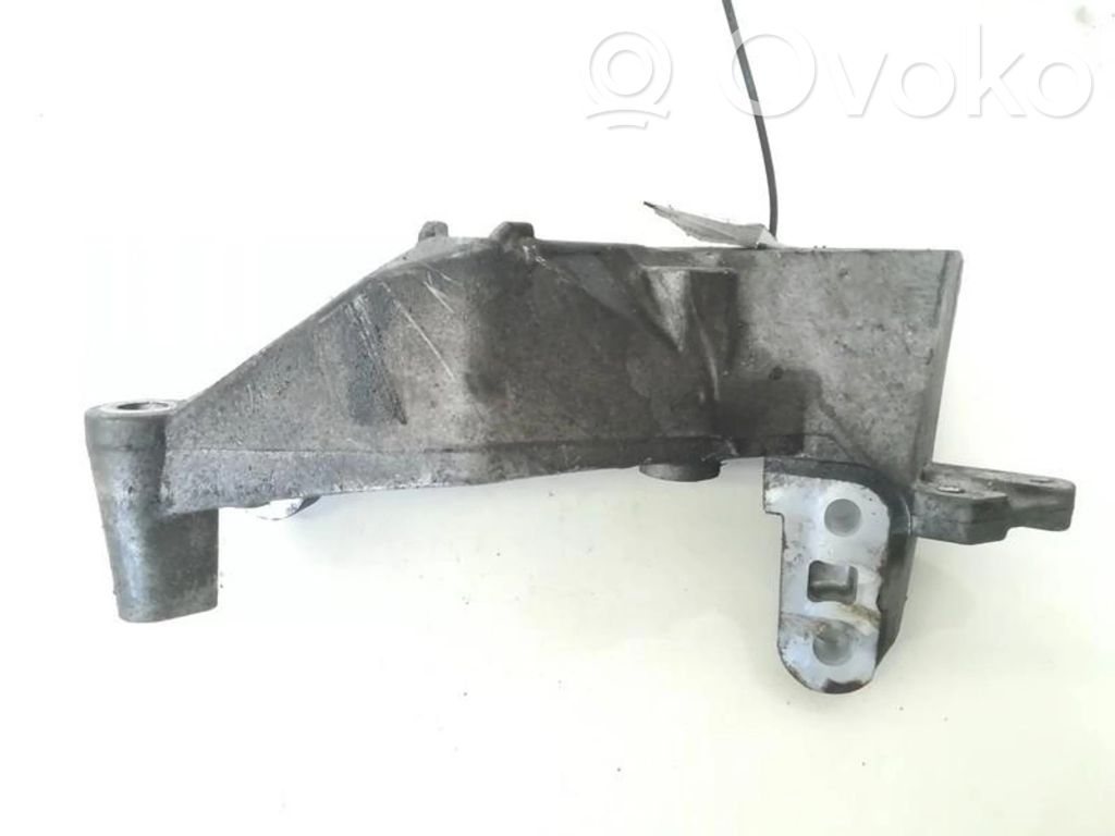 Chrysler PT Cruiser Engine mounting bracket 