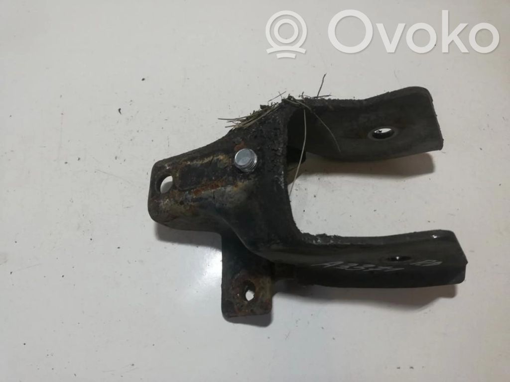 Engine mounting bracket