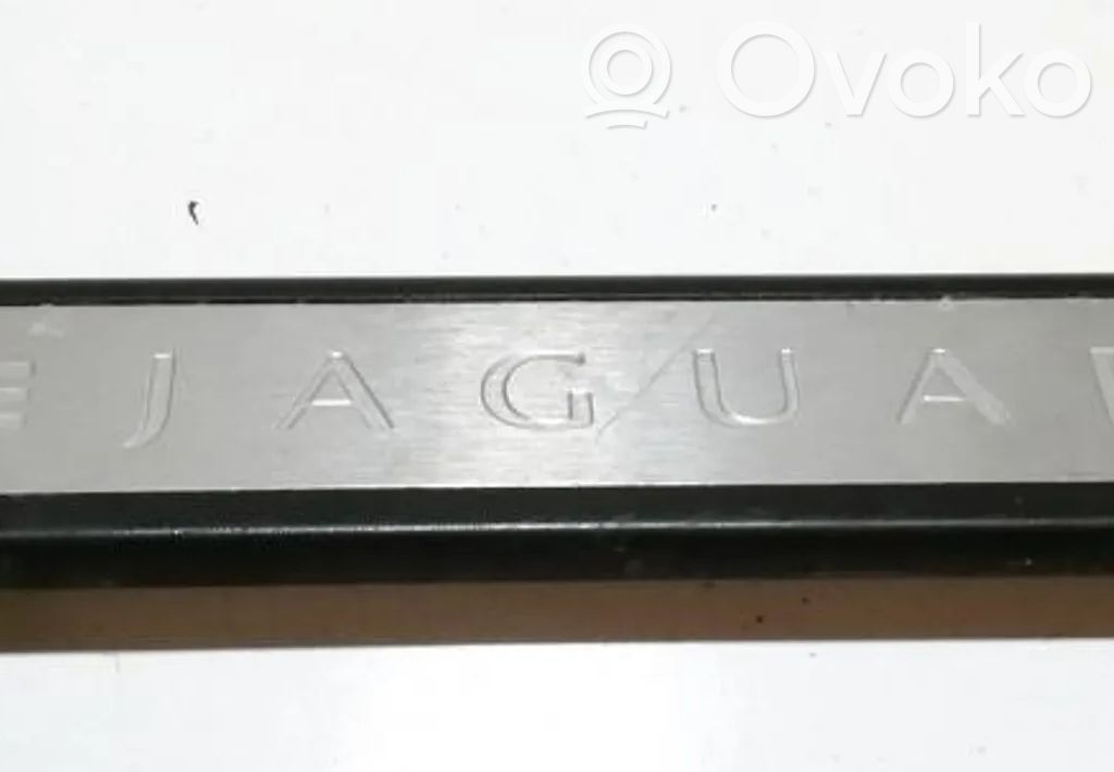 Jaguar XF Capac prag față 