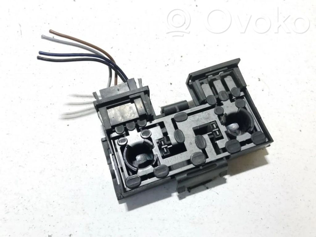 Volkswagen PASSAT B3 Cubierta del soporte de la lámpara de la luz trasera 