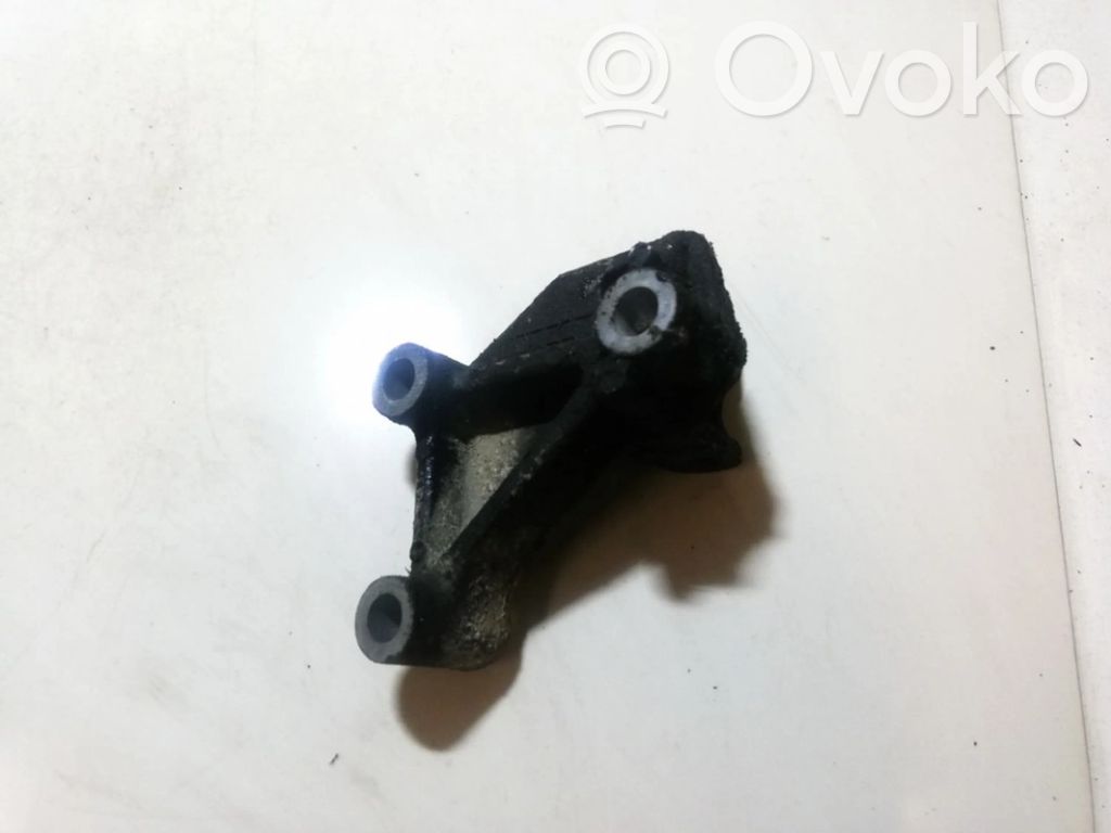 Engine mounting bracket
