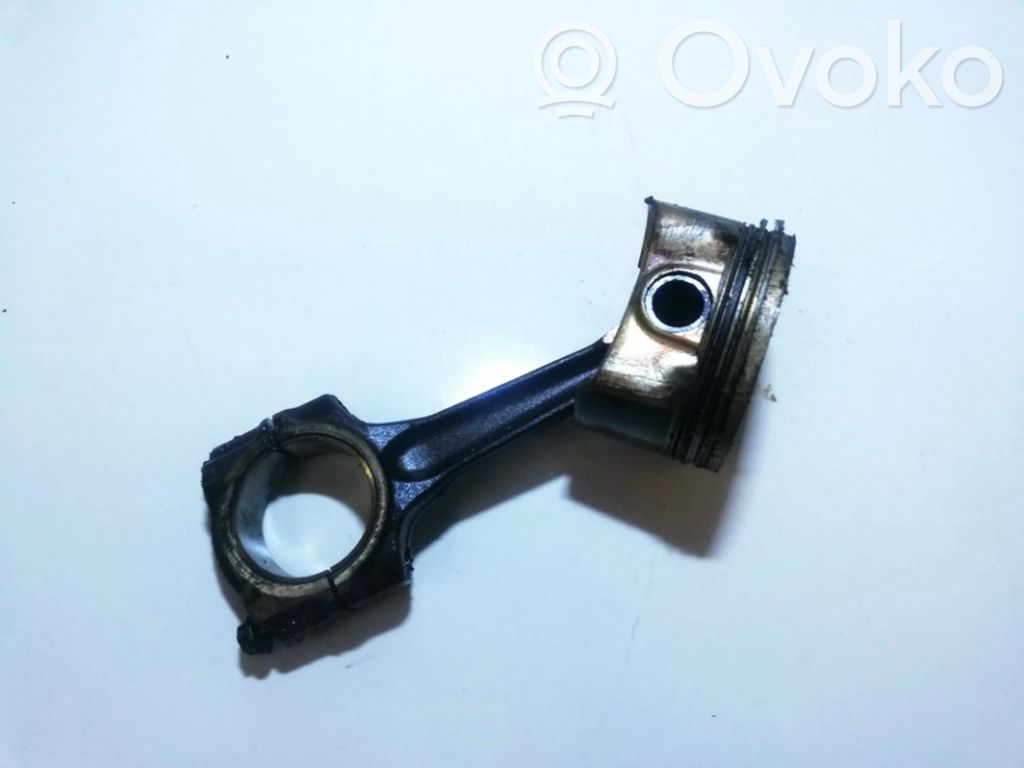 Piston cu bielă