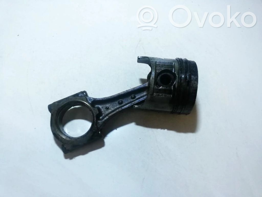 Piston cu bielă