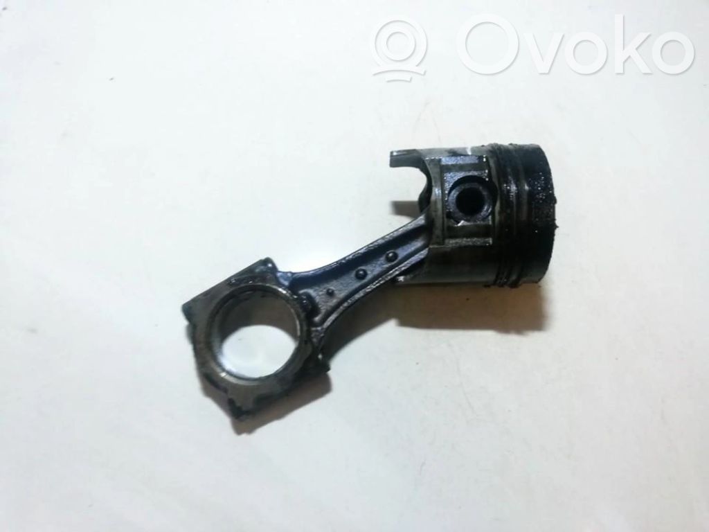 Piston cu bielă