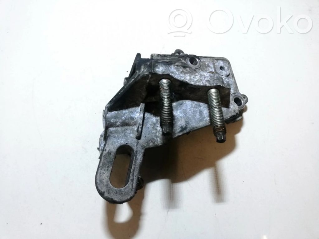 Ford Focus Engine mounting bracket 
