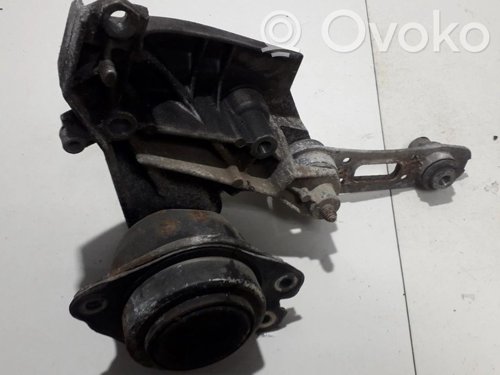Engine mount bracket   8200027116,8200027116