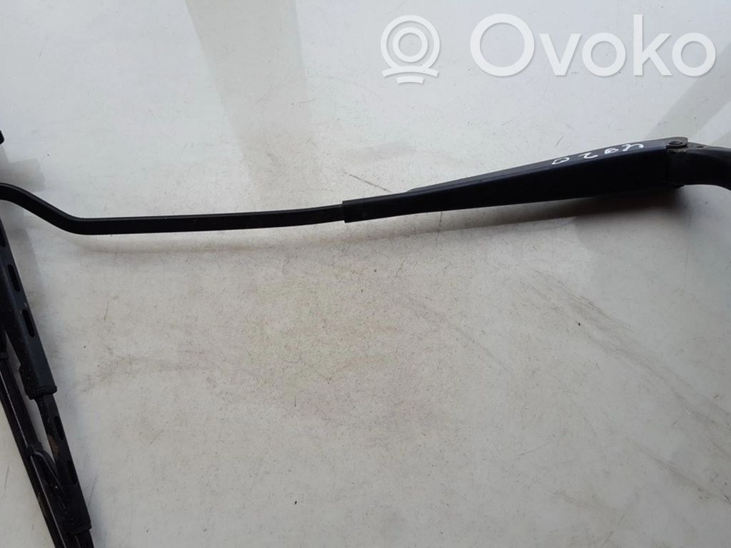 Volkswagen PASSAT B5 Bras d'essuie-glace avant 