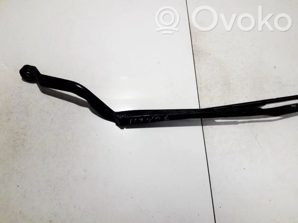 Nissan Almera N16 Brazo del limpiaparabrisas delantero 