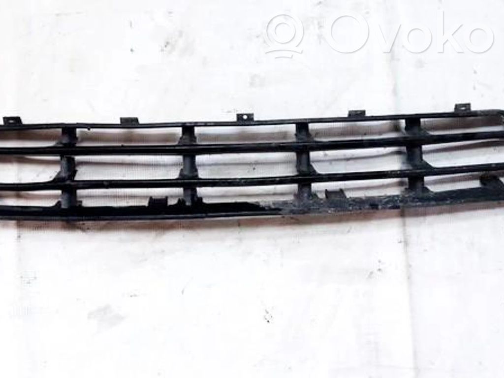 Volkswagen Golf IV Grille inférieure de pare-chocs avant