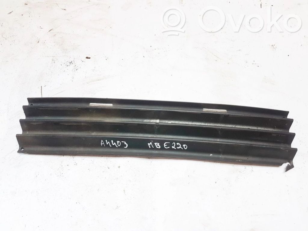 Mercedes-Benz E W210 Kratka dolna zderzaka przedniego 