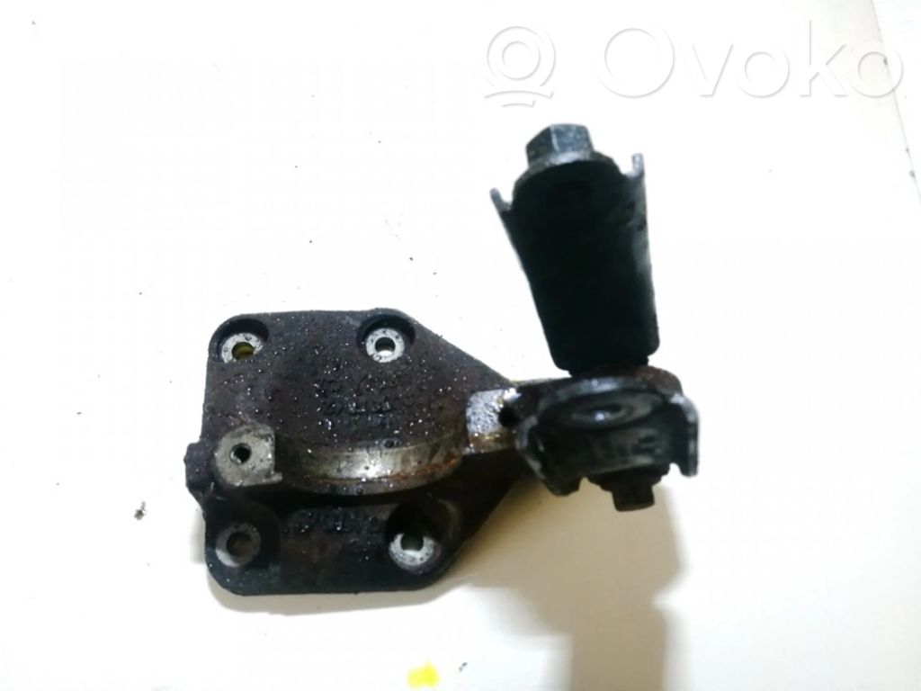 Volvo XC70 Engine mounting bracket 