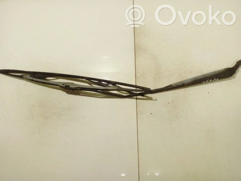 Front wiper blade arm