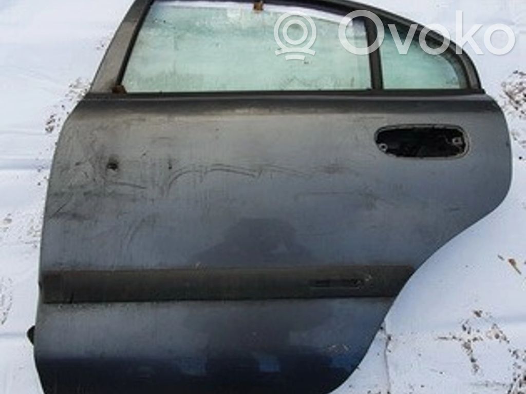 Mitsubishi Carisma Задняя дверь