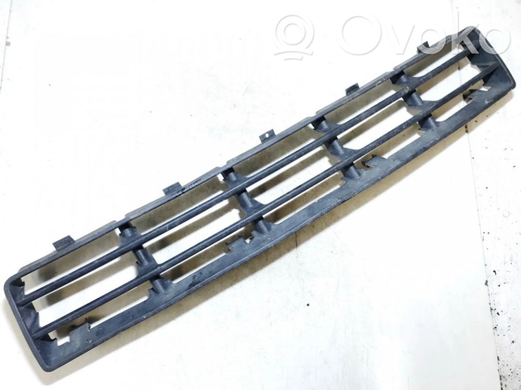 Volkswagen Golf IV Grille inférieure de pare-chocs avant