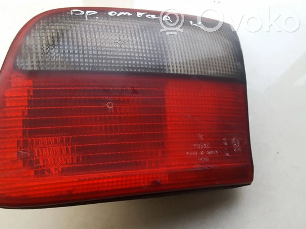 Opel Omega B1 Aizmugurējais lukturis pārsegā 