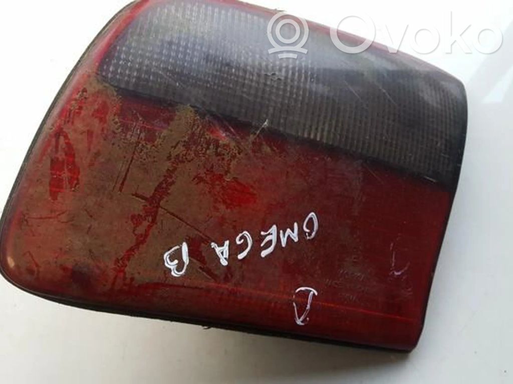 Opel Omega B1 Aizmugurējais lukturis pārsegā 