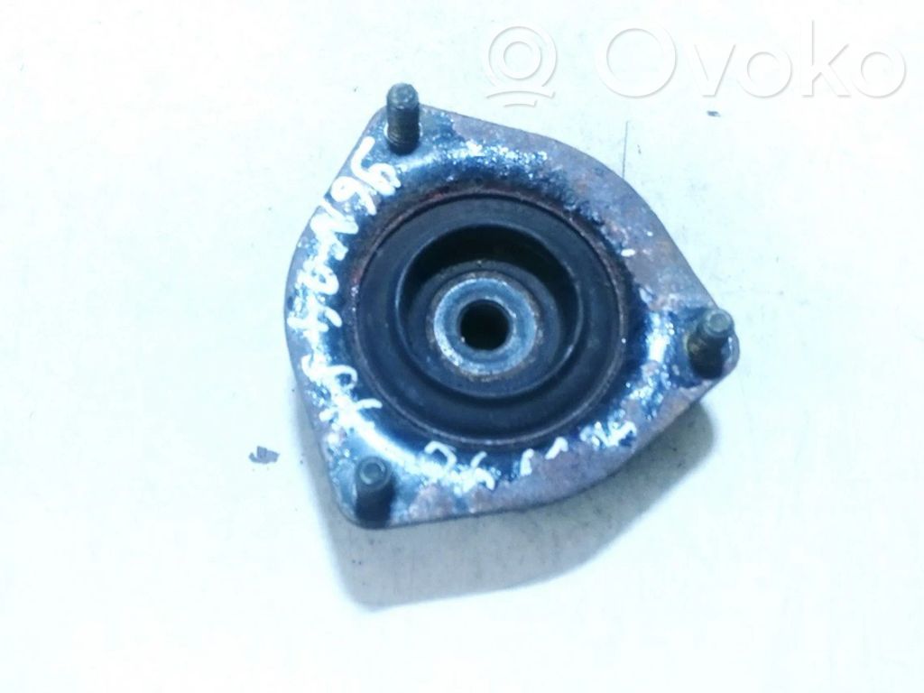 Nissan Almera N16 Supporto di montaggio della molla elicoidale