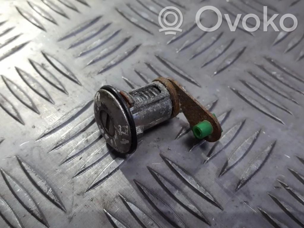 Etuoven lukko (kahvan vieressä)