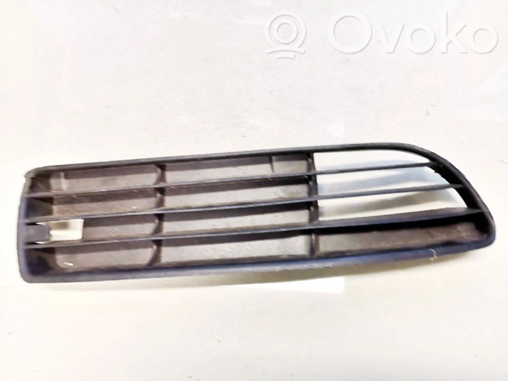 Audi A4 S4 B5 8D Grille inférieure de pare-chocs avant