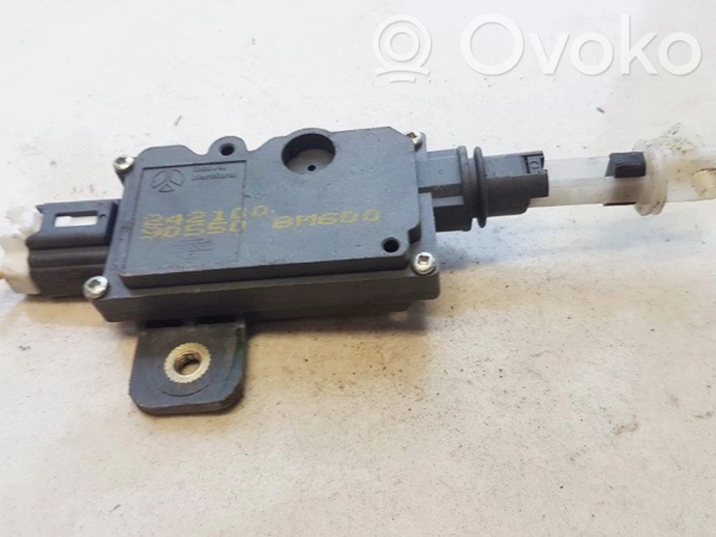 Nissan Almera N16 Motor de bloqueo de puertas 