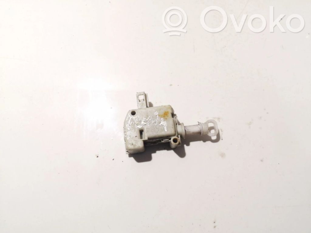 Volkswagen PASSAT B5 Motor de bloqueo de puertas 