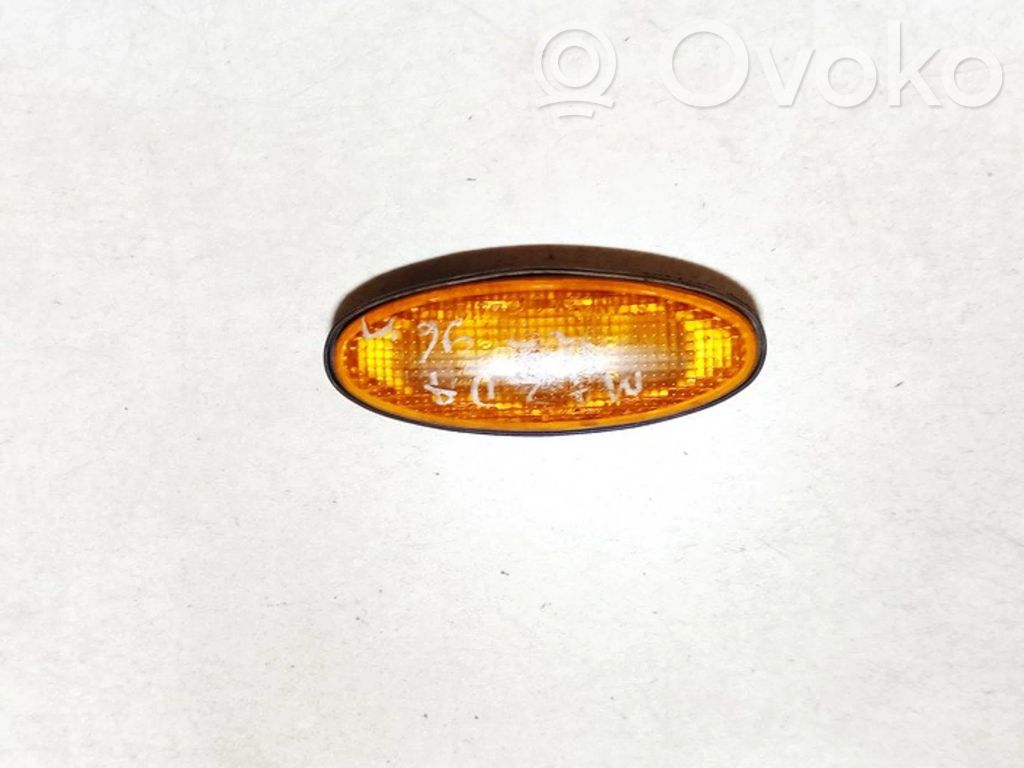 Mazda 323 Semnalizator bară față 