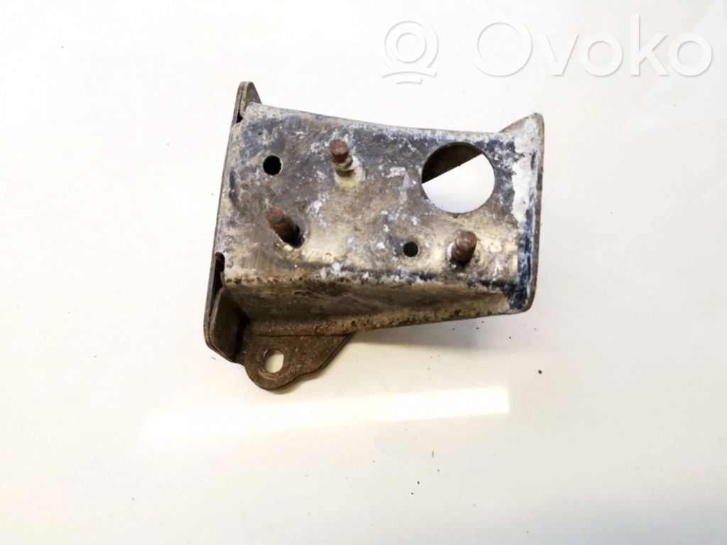 Engine mounting bracket