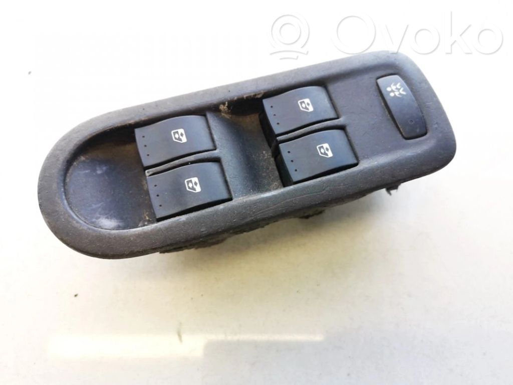 Renault Megane II Interruttore di controllo dell’alzacristalli elettrico 