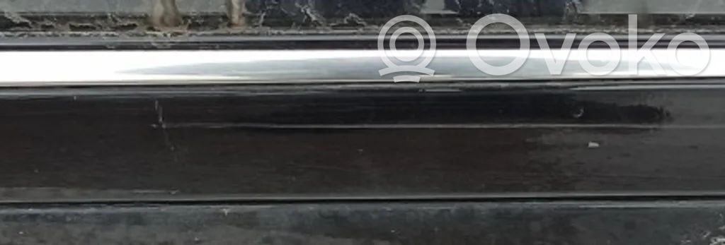 Mercedes-Benz E W211 Takaoven lista (muoto)