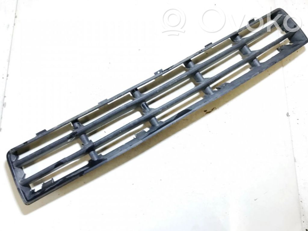 Volkswagen Golf IV Grille inférieure de pare-chocs avant