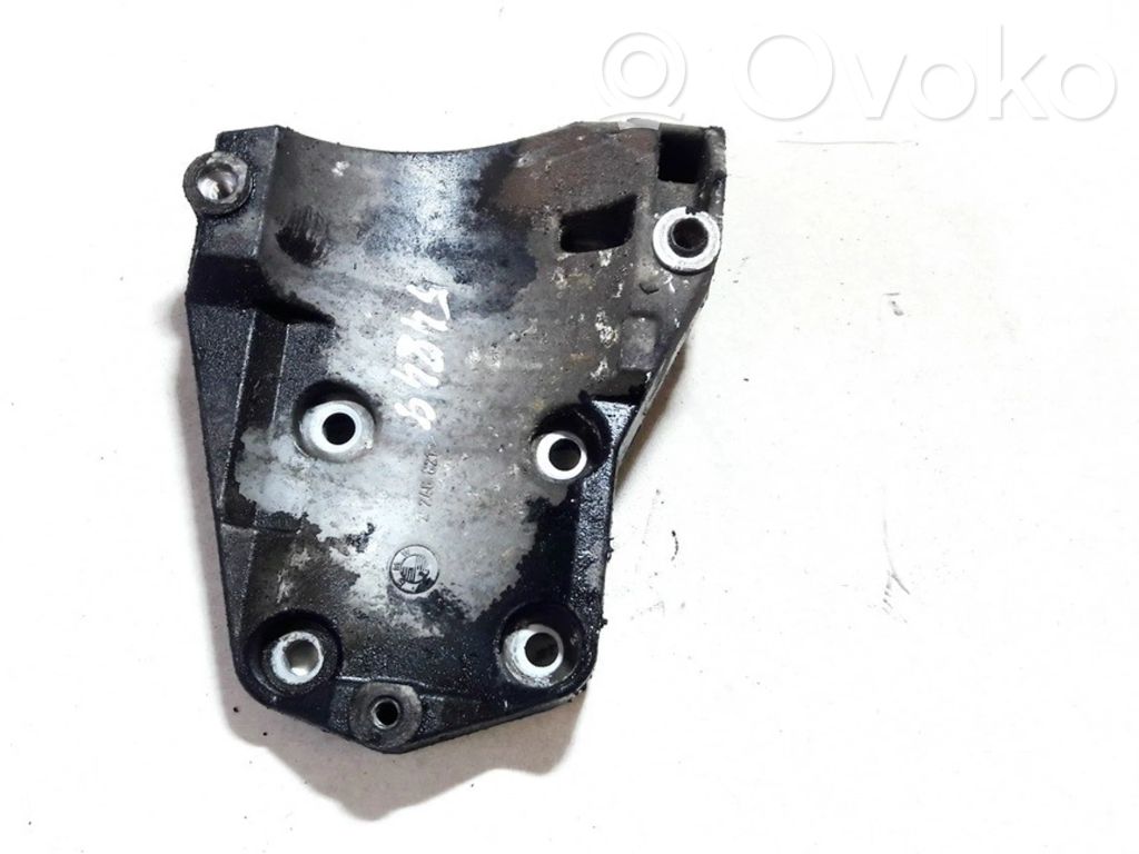 Opel Omega B1 Engine mounting bracket 