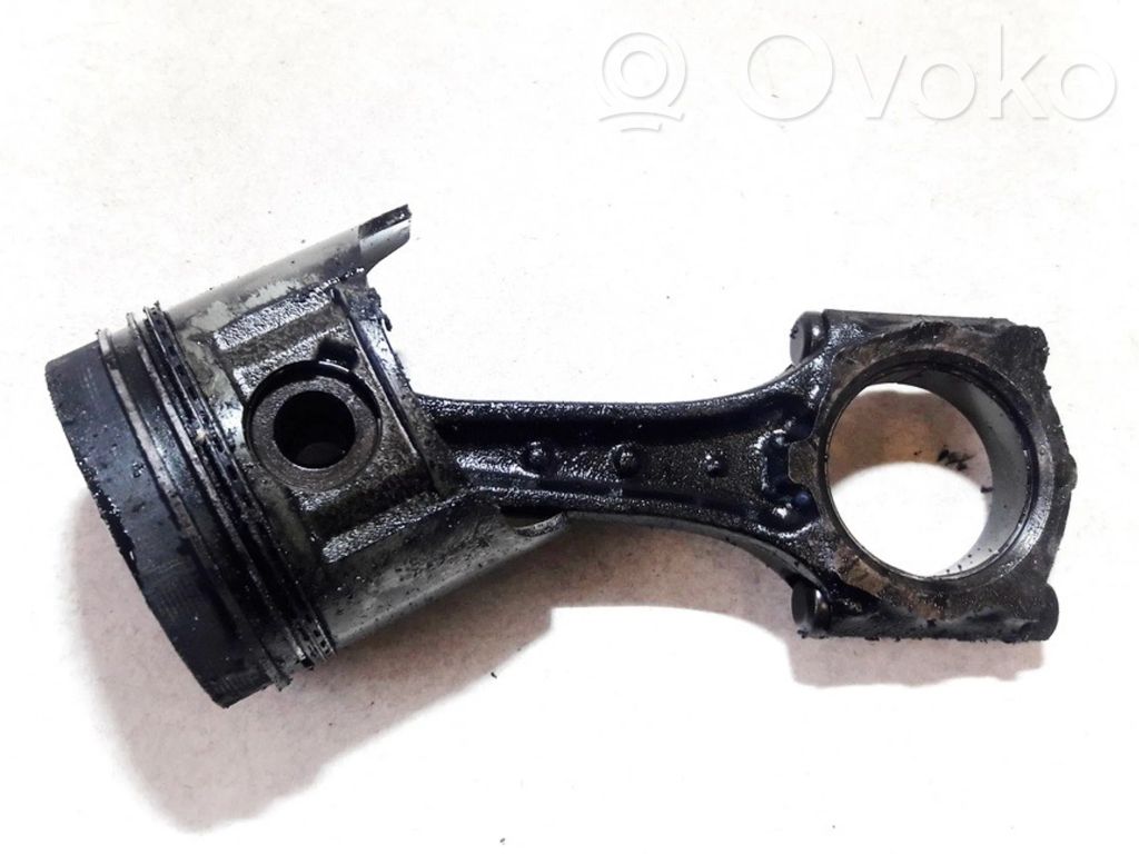 Piston cu bielă