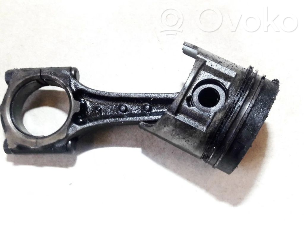 Piston cu bielă