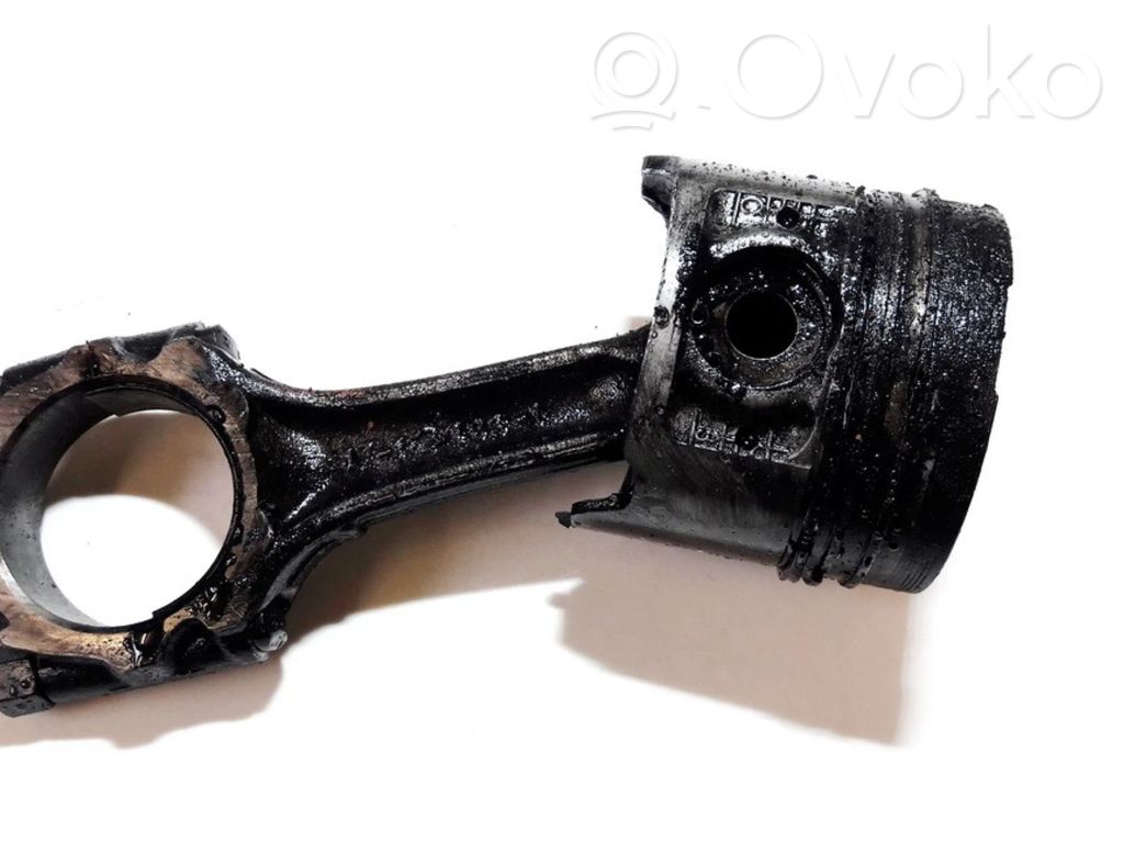 Piston cu bielă