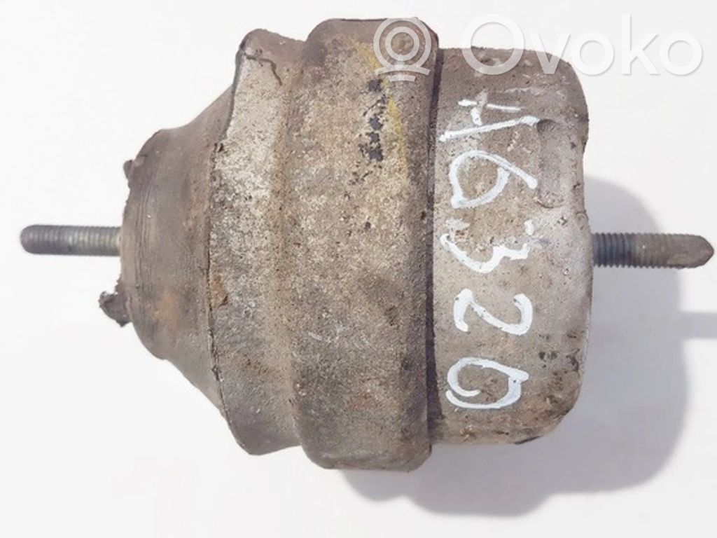 Volkswagen PASSAT B5 Supporto di montaggio del motore