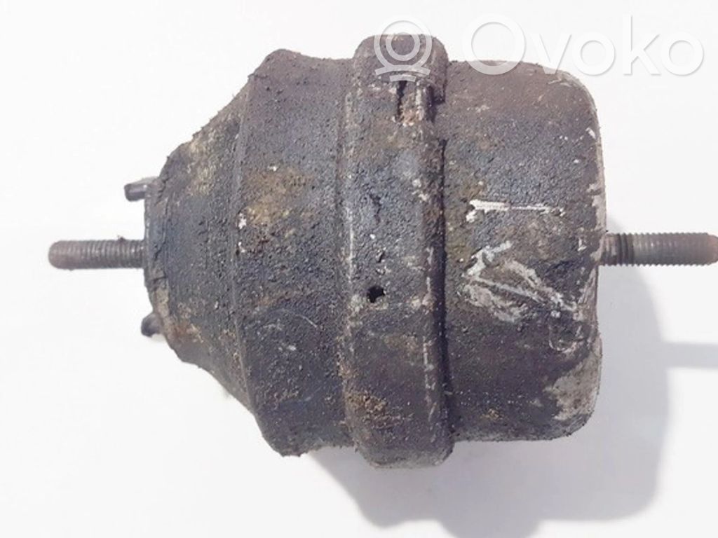 Audi A4 S4 B5 8D Moottorin kiinnikekorvake 