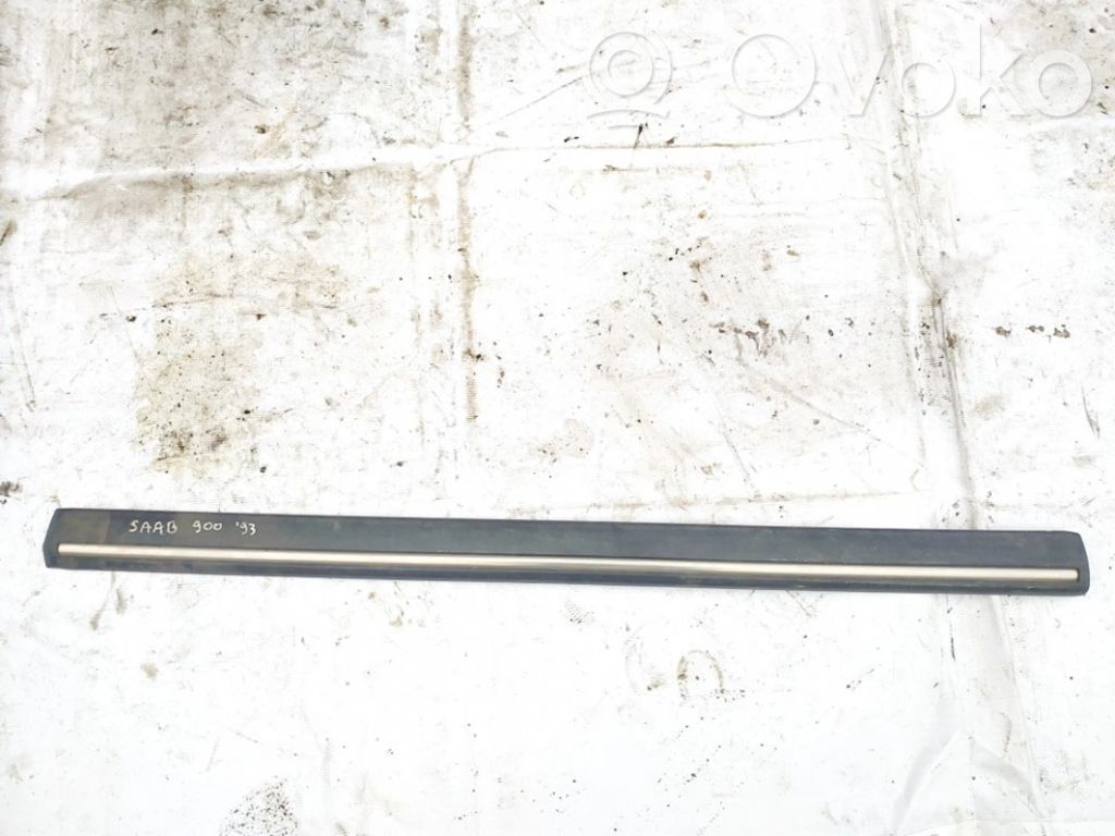 Listón embellecedor de la puerta delantera (moldura)