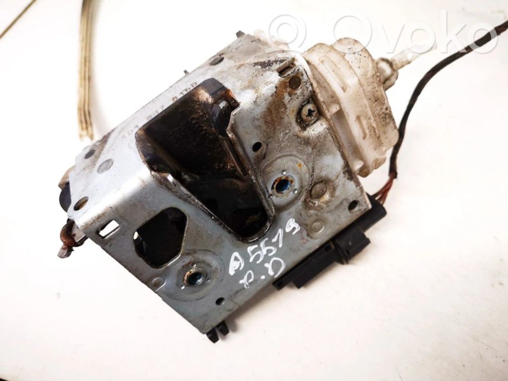 Audi A4 S4 B5 8D Priekšpusē slēdzene 
