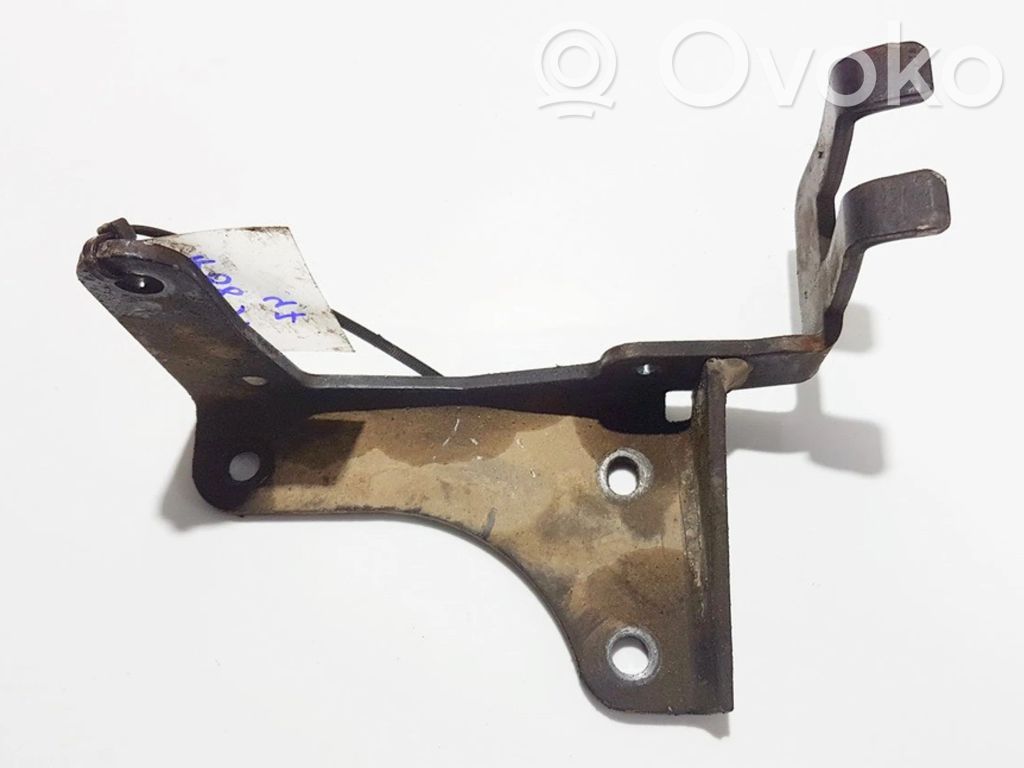Engine mounting bracket